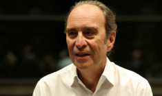 Le milliardaire Xavier Niel, cofondateur du géant français de la production audiovisuelle Mediawan, avant d'être entendu par la commission parlementaire sur l'audiovisuel public le 2 avril 2026 à Paris ( AFP / Alain JOCARD )