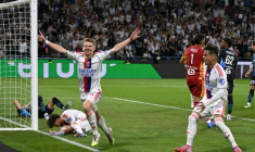 Le milieu lyonnais Pavel Sulc célèbre le but contre son camp de Leonardo Balerdi lors du match de Ligue 1 entre l'OL et l'Olympique de Marseille au Groupama Stadium le 31 août 2025 ( AFP / OLIVIER CHASSIGNOLE )