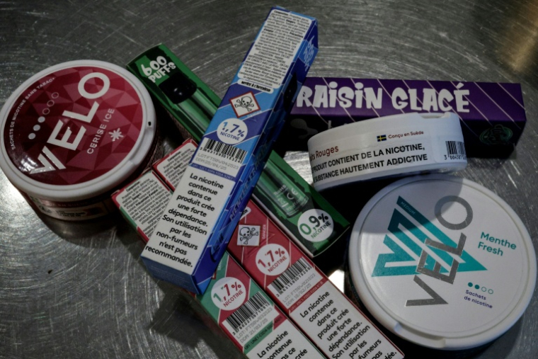 Produits à la nicotine en vente dans une boutique à Paris, le 19 décembre 2024 ( AFP / STEPHANE DE SAKUTIN )