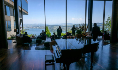 Photo prise dans le hall du complexe hôtelier de luxe Bürgenstock, surplombant le lac des Quatre-Cantons, en Suisse, le 21 juin 2026 ( POOL / Fabrice Coffrini )
