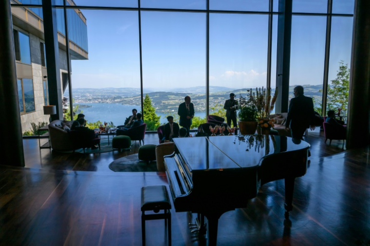 Le hall du complexe hôtelier de luxe Bürgenstock, surplombant le lac des Quatre-Cantons, en Suisse, le 21 juin 2026 ( POOL / Fabrice Coffrini )