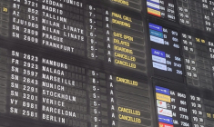 Un tableau d'information sur les vols annulés ou retardés à l'aéroport de Bruxelles-Zaventem, le 5 novembre 2025 ( BELGA / INE GILLIS )
