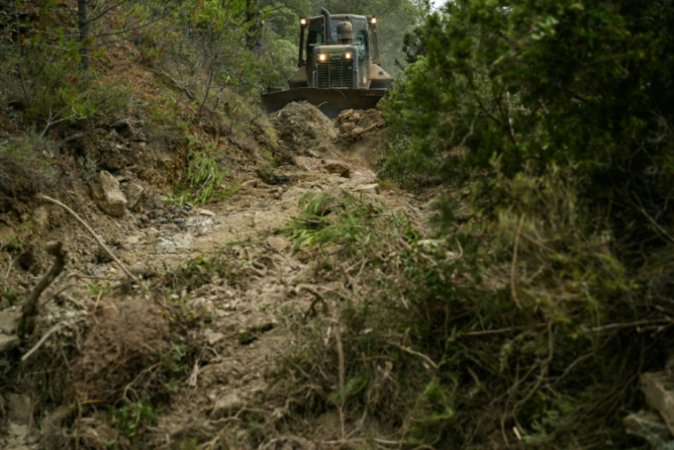 Un bulldozer trace un passage afin de faciliter l'accès des pompiers en cas d'incendie, le 8 août 2025 près de Talairan, dans l'Aude ( AFP / Bertrand GUAY )
