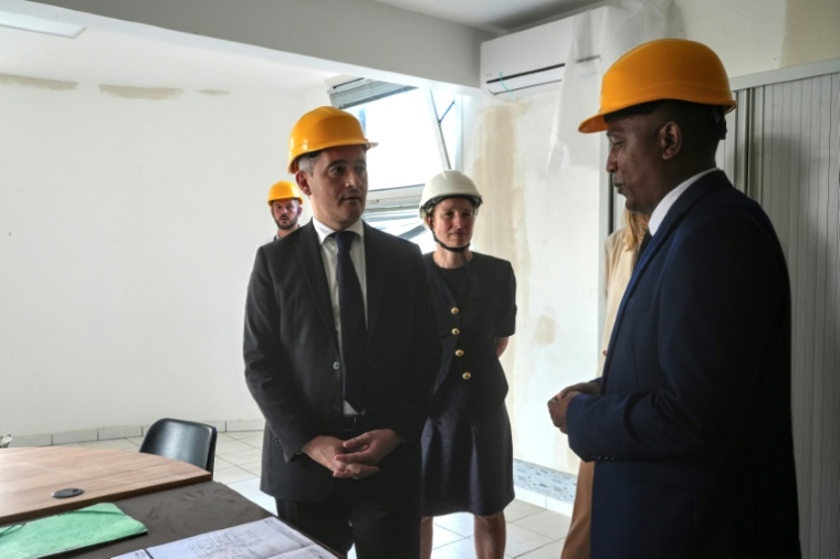 Le ministre de la Justice, Gérald Darmanin (c), lors de sa visite des travaux de rénovation du tribunal de Mamoudzou, à Mayotte, le 23 février 2026 ( AFP / Marine GACHET )