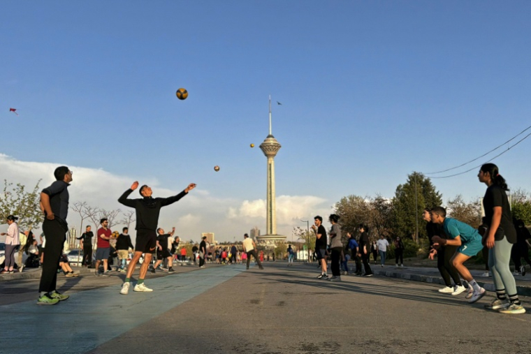 Des habitants de Téhéran font du sport dans un parc, le 5 avril 2026 ( AFP / ATTA KENARE )