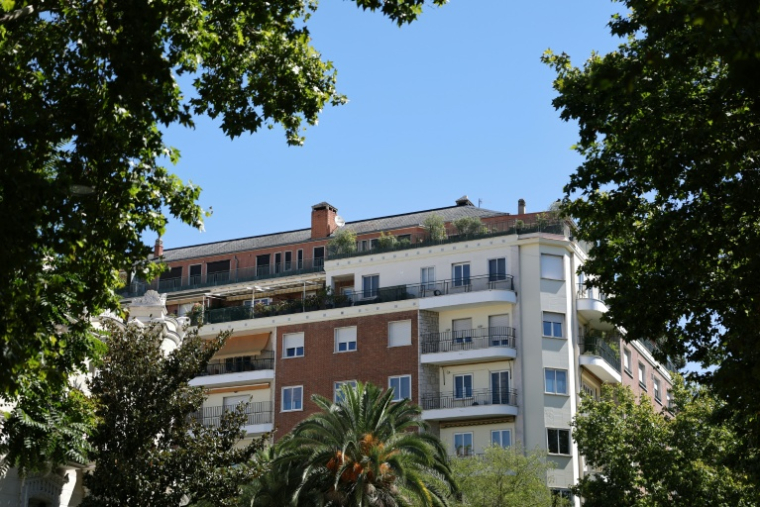 L'immeuble abritant un appartement-terrasse acquis par le gouvernement régional de Madrid pour 6,3 millions d'euros, sous l'administration de la présidente régionale Isabel Diaz Ayuso (PP), à Madrid, le 30 août 2026 ( AFP / Thomas COEX )
