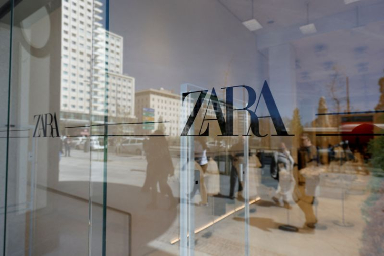 Le logo de Zara sur une fenêtre de l'un des magasins de l'entreprise à Madrid, en Espagne