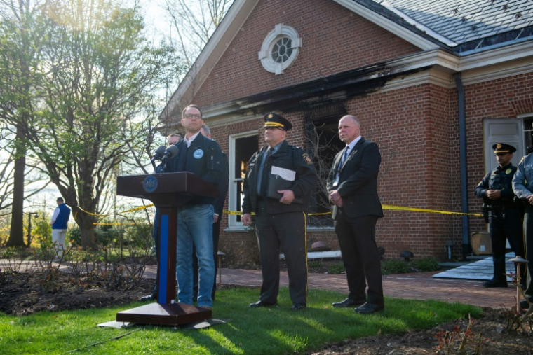 Le gouverneur de Pennsylvanie Josh Shapiro, le 13 avril 2025 à Harrisburg (Pennsylvanie) au cours d'une conférence de presse devant sa résidence attaquée aux "cocktails Molotov" selon la police ( GETTY IMAGES NORTH AMERICA / Matthew Hatcher )