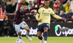 Arsenal et Saka domptent Aston Villa