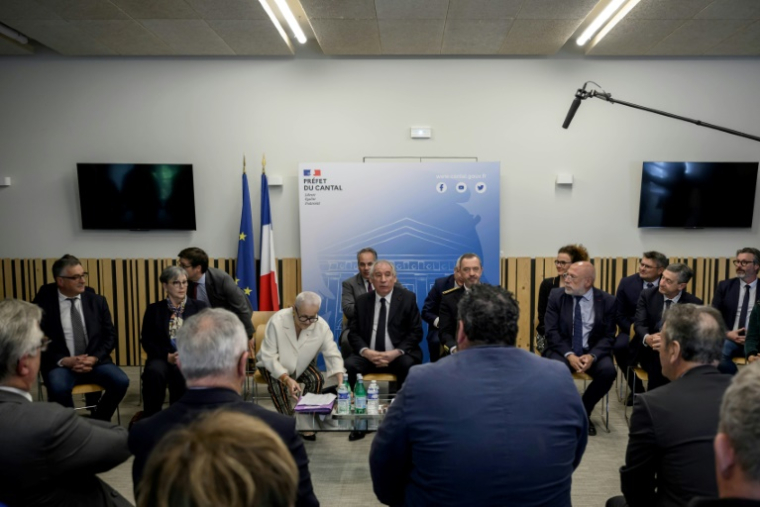 Le Premier ministre François Bayrou (c) et le préfet du Cantal, Philippe Loos (c,d) rencontrent les maires du département lors d'une réunion sur les déserts médicaux, le 25 avril 2025 à Aurillac ( AFP / Ed JONES )