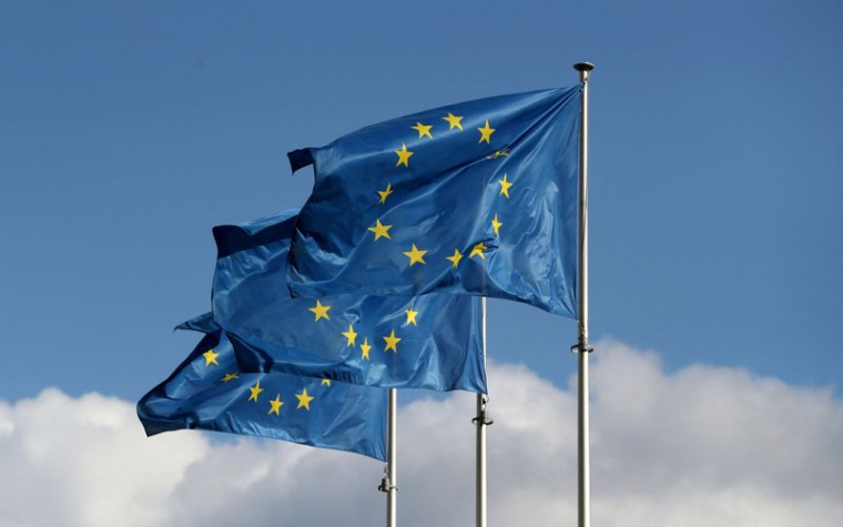 Des drapeaux de l'Union européenne flottent devant le siège de la Commission européenne à Bruxelles