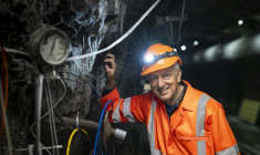 Le professeur de géologie de l'ETH Zurich, Domenico Giardini, à côté d'instruments de mesure à l'intérieur du BedrettoLab, un centre de recherche souterrain près de Bedretto, le 29 avril 2026 en Suisse ( AFP / Ennio LEANZA )