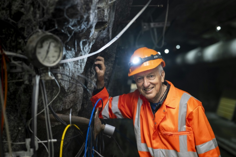 Le professeur de géologie de l'ETH Zurich, Domenico Giardini, à côté d'instruments de mesure à l'intérieur du BedrettoLab, un centre de recherche souterrain près de Bedretto, le 29 avril 2026 en Suisse ( AFP / Ennio LEANZA )