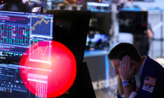 Un trader travaille dans la salle des marchés de la Bourse de New York (NYSE)