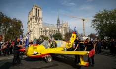 Des sapeurs-pompiers installent, devant la cathédrale Notre-Dame de Paris, un avion bombardier d'eau hors service, peint aux couleurs de la Sécurité civile et piloté par un squelette humain, lors d'une manifestation, le 28 septembre 2026 ( AFP / Xavier GALIANA )