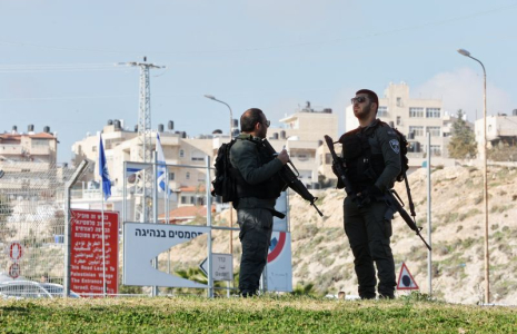 Un agent de la police des frontières israélienne près de la colonie de Ma'ale Adumim, en Cisjordanie occupée par Israël