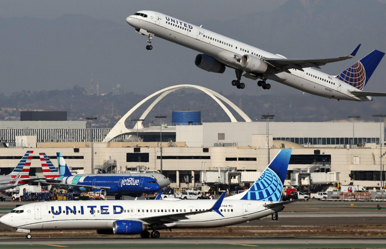 Avions d'United Airlines à l'aéroport international de Los Angeles le 2 décembre 2024 ( GETTY IMAGES NORTH AMERICA/AFP / MARIO TAMA )