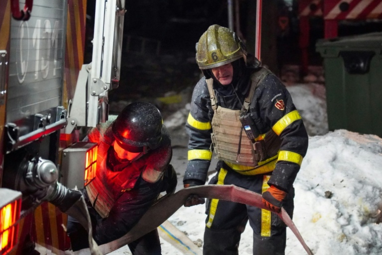 Des secouristes ukrainiens sont visibles sur le site d'un immeuble résidentiel endommagé à la suite d'une attaque aérienne russe à Kiev tôt le matin du 3 février 2026, dans le contexte de l'invasion russe de l'Ukraine. La Russie a repris ses frappes sur Kiev le 3 février, après une accalmie d'une semaine. ( AFP / Serhii Okunev )