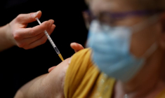 CORONAVIRUS: PAS DE REPORT POUR UNE PREMIÈRE INJECTION DE VACCIN EN ILE-DE-FRANCE, DIT L'ARS