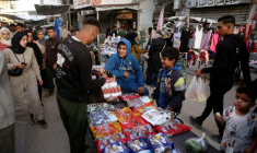 Des Palestiniens font leurs courses avant l'Aïd al-Adha, la fête du sacrifice, à Khan Younès, dans le sud de la bande de Gaza, le 26 mai 2026 ( AFP / Bashar Taleb )