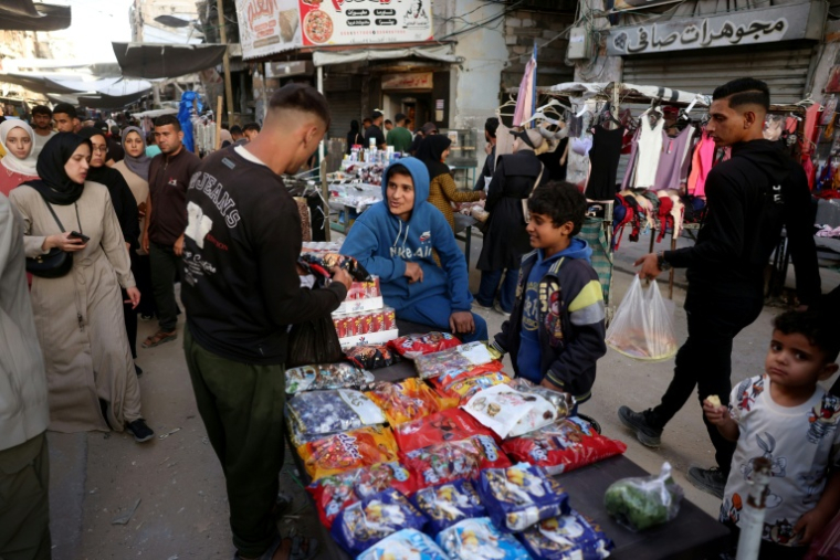 Des Palestiniens font leurs courses avant l'Aïd al-Adha, la fête du sacrifice, à Khan Younès, dans le sud de la bande de Gaza, le 26 mai 2026 ( AFP / Bashar Taleb )
