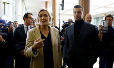 Marine Le Pen et Jordan Bardella après un discours à la presse