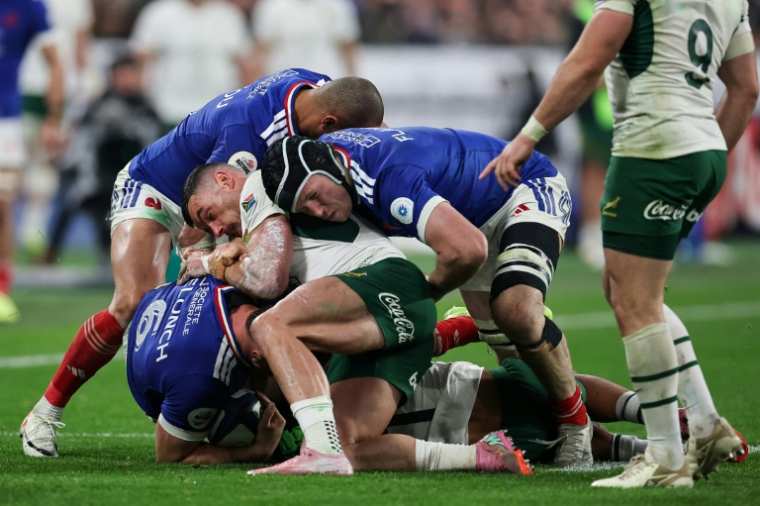 Le troisième ligne aile français Anthony Jelonch est plaqué lors du match contre l'Afrique du Sud, à Saint-Denis, le 8 novembre 2025 ( AFP / Anne-Christine POUJOULAT )