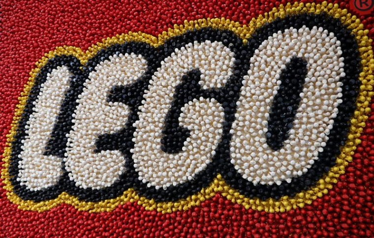 Vue du logo Lego au siège de la société à Billund