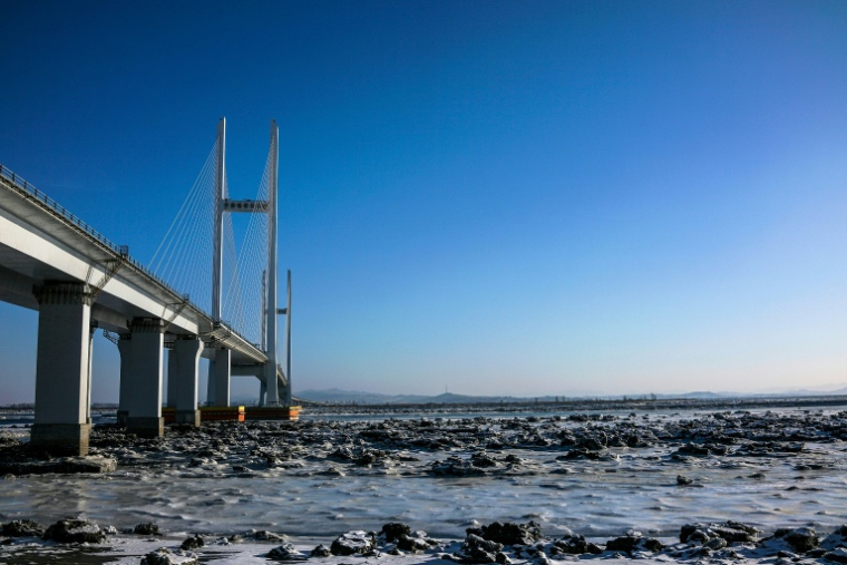 Un pont sur le fleuve Yalu entre la Chine et la Corée du Nord, le 11 janvier 2018 ( AFP / Chandan KHANNA )