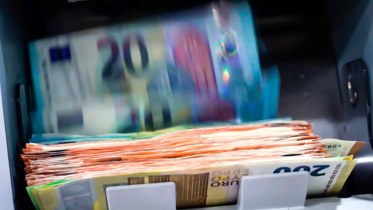 Vous déposez une grosse somme en liquide ? Voici ce que la banque est en droit de vous demander / iStock.com - idil toffolo