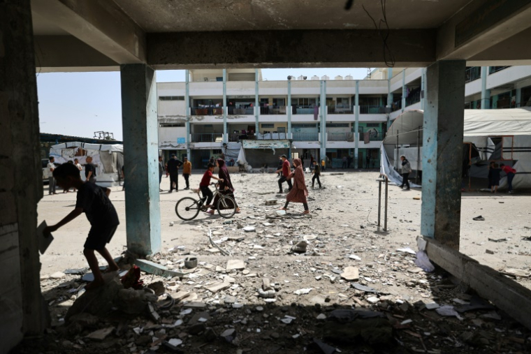 Destructions dans la cour d'une école servant d'abri pour déplacés et touchée par frappes aériennes à Nousseirat, dans le centre de la bande de Gaza, le 19 mai 2025 ( AFP / Eyad BABA )
