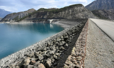 Le système combine batteries et barrages hydrauliques. Ici celui de la commune de Rousset-Serre-Ponçon, dans les Hautes-Alpes, le 29 mars 2023 ( AFP / NICOLAS TUCAT )