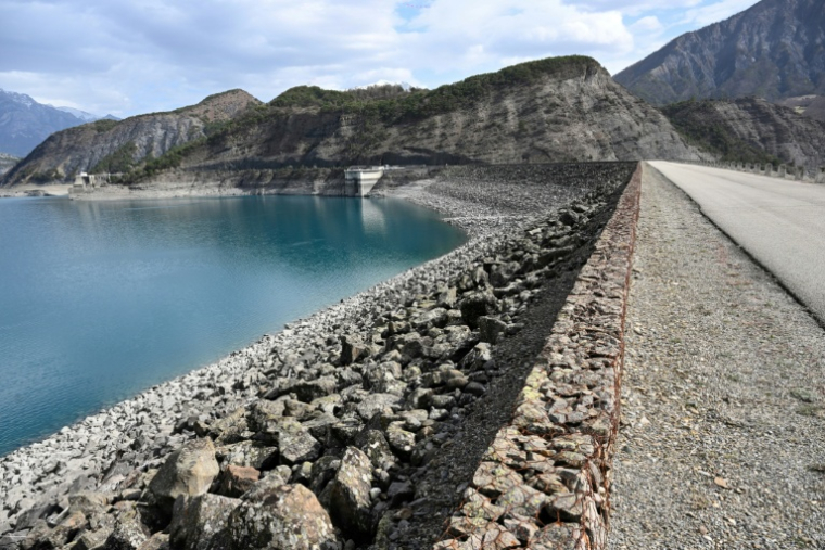 Le système combine batteries et barrages hydrauliques. Ici celui de la commune de Rousset-Serre-Ponçon, dans les Hautes-Alpes, le 29 mars 2023 ( AFP / NICOLAS TUCAT )