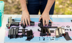 Clara Elliott présente des armes lors d'un cours d'initiation au tir, à Midlothian, en Virginie, le 11 avril 2026 ( AFP / Ryan M. Kelly )