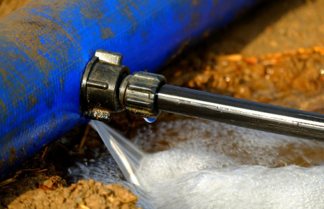 La municipalité aurait détérioré la canalisation en effectuant des travaux de terrassement. (Illustration). (Holger Schué / Pixabay)