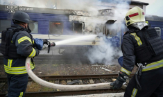 Une image diffusée par les services de secours ukrainiens le 13 septembre 2026 montre des pompiers éteignant un incendie déclenché par une frappe de drone sur un wagon près de la frontière polonaise ( Ukrainian State Emergency Service / Handout )