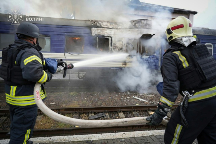 Une image diffusée par les services de secours ukrainiens le 13 septembre 2026 montre des pompiers éteignant un incendie déclenché par une frappe de drone sur un wagon près de la frontière polonaise ( Ukrainian State Emergency Service / Handout )