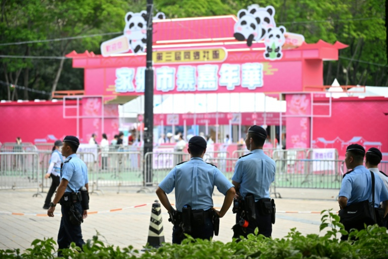Des policiers chinois patrouillent dans le parc Victoria, où se sont tenues pendant des années des commémorations de la répression de Tiananmen, à Hong Kong, le 3 juin 2025 ( AFP / Peter PARKS )