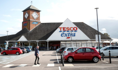 TESCO: LA CROISSANCE DES VENTES AU ROYAUME-UNI A RALENTI AU T1