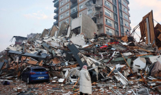 Les sauveteurs recherchent des survivants sous les décombres à la suite du tremblement de terre à Hatay, en Turquie