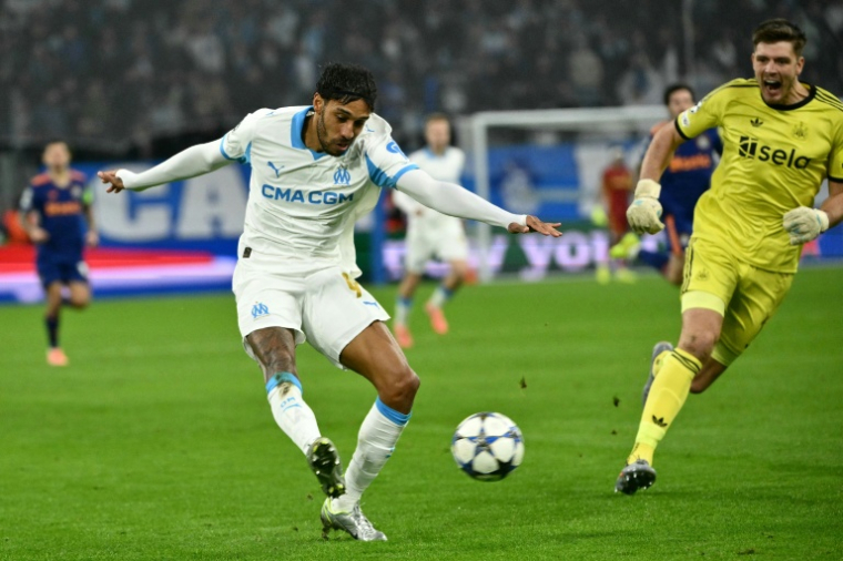 Pierre-Emerick Aubameyang déborde le gardien de Newcastle sorti loin de son but et marque le premier but de l'OM mardi en Ligue des champions au Stade Vélodrome. ( AFP / Christophe SIMON )