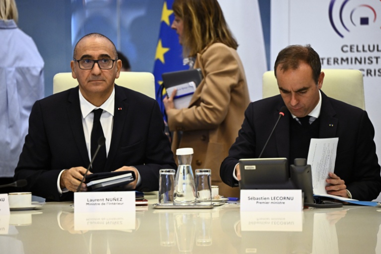 Le ministre de l'Intérieur Laurent Nuñez au côté du Premier ministre Sébastien Lecornu le 19 octobre 2026 à Paris  ( POOL / JULIEN DE ROSA )