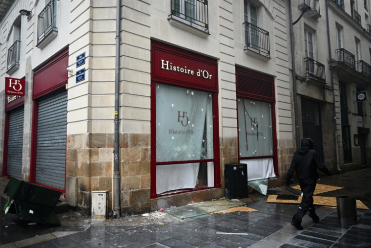 Plus de 2.500 commerces ont été dégradés lors des violences en marge des récentes manifestations en France, dont 1.161 visés par des pillages, des saccages ou des incendies ( AFP / Guillaume Saligot )