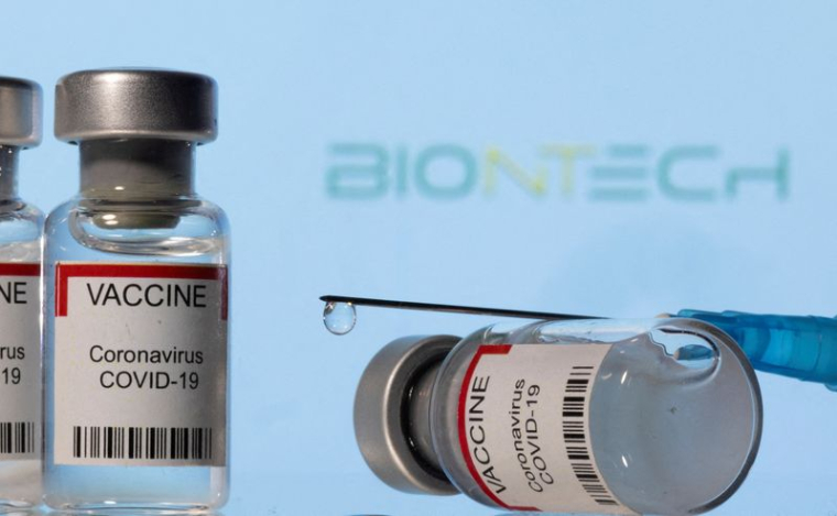 BIONTECH PRÉVOIT DES LIVRAISONS DE VACCINS ADAPTÉS AU VARIANT OMICRON DÈS OCTOBRE