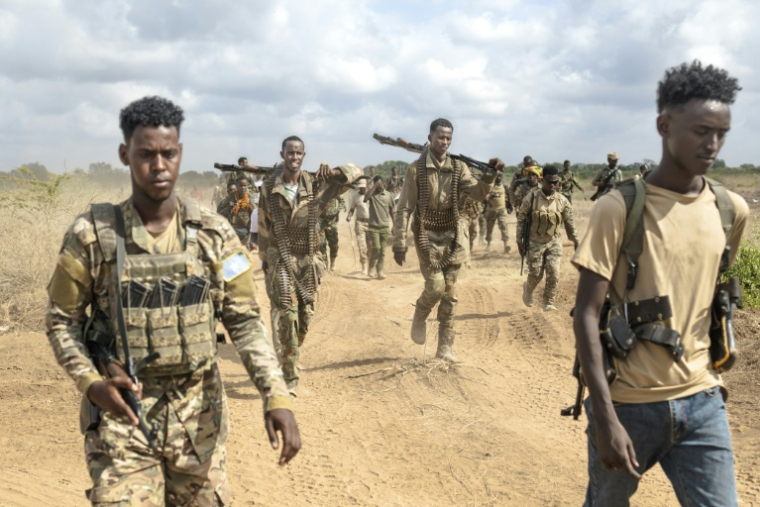Des soldats de l'Armée nationale somalienne (SNA) près des lignes de front à Sabiid, une des localités récemment reprises aux rebelles islamistes shebab, le 11 novembre 2025 ( AFP / Tony KARUMBA )