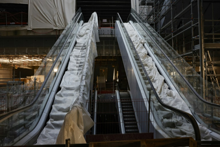 Dans la gare Saint-Denis-Pleyel, alors en construction, le 30 mai 2023 à Saint-Denis ( AFP / GEOFFROY VAN DER HASSELT )