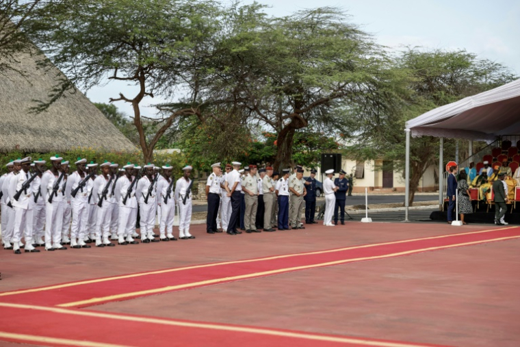Cérémonie à Dakar en présence du chef d'état-major des armées du Sénégal, le général Mbaye Cissé, et du général Pascal Ianni, à la tête du commandement de l'armée française pour l'Afrique, le 17 juillet 2025 ( AFP / Patrick MEINHARDT )