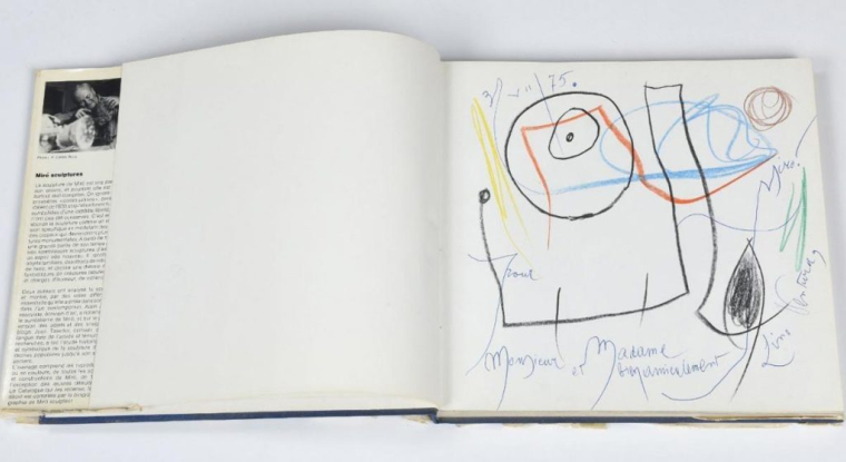 Parmi les lots mis en vente, ce livre dédicacé par Miro. (© DR)