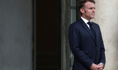 Le président Emmanuel Macron sur le perron de l'Elysée, le 27 août 2025 à Paris ( AFP / Thibaud MORITZ )