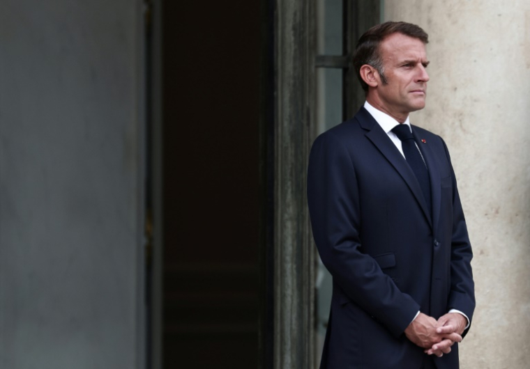 Le président Emmanuel Macron sur le perron de l'Elysée, le 27 août 2025 à Paris ( AFP / Thibaud MORITZ )